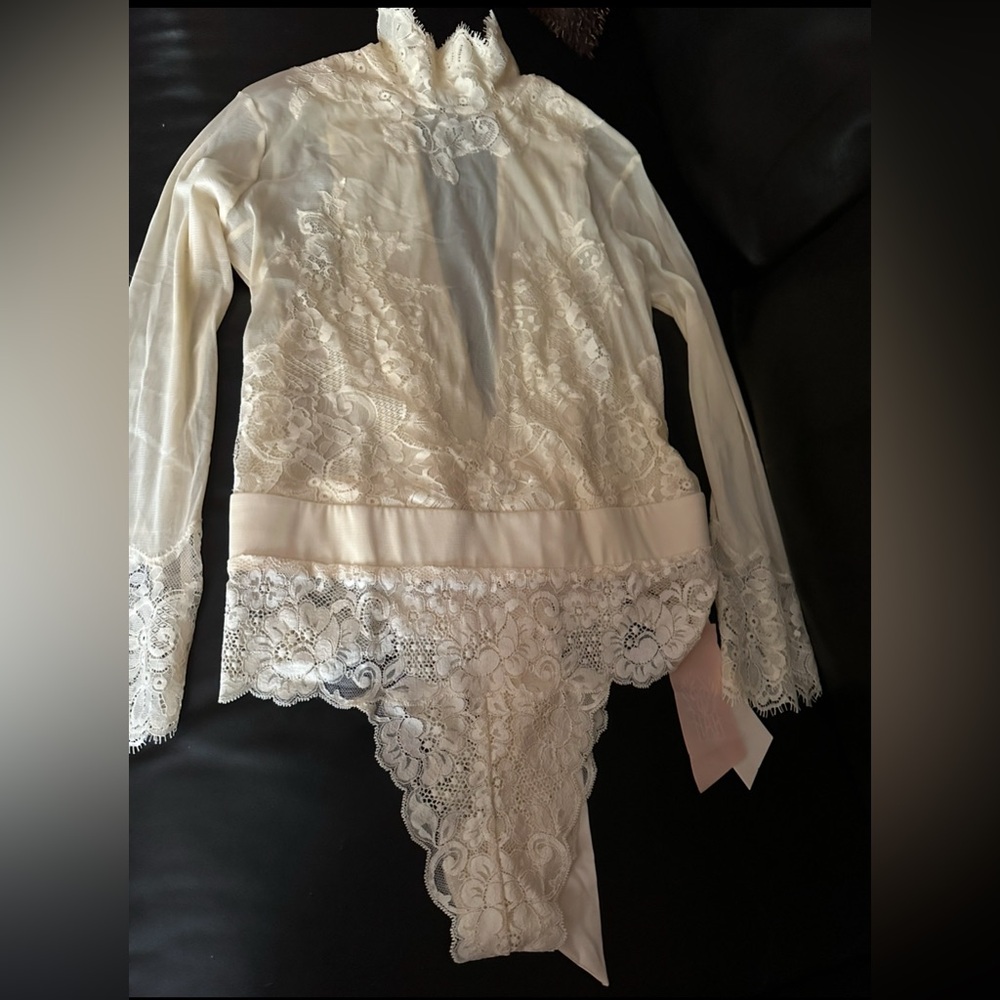 NWT HAH Cream Colored Lacy Bodysuit w/ Deep V Back & Ribbon Drawstring Size L 🤍